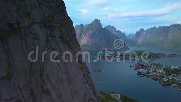 沿着小渔村的岩石和空中景色飞行视频的预览图