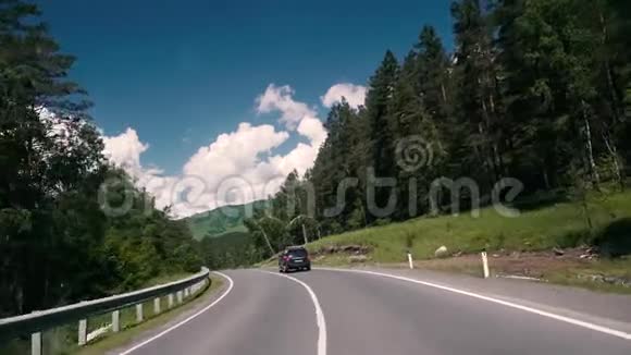 在夏日的山路上开车视频的预览图