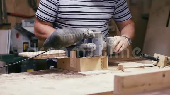 木工车间配合磨床工作的工匠视频的预览图