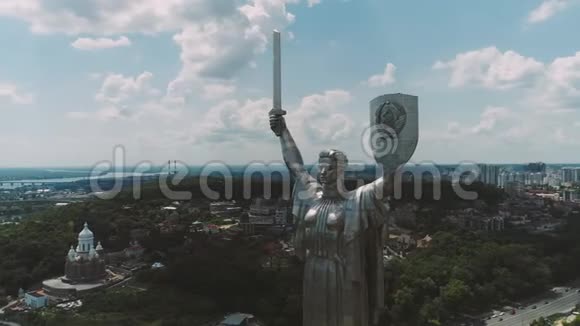 乌克兰基辅第聂伯河畔祖国不锈钢雕塑视频的预览图