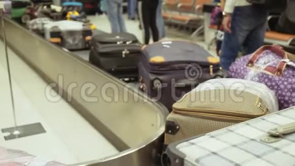包手提箱在机场的传送带上旋转行李索赔视频的预览图