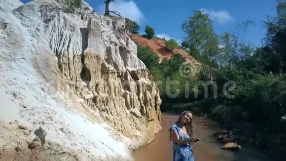 女人让自我对抗砂岩空中景观视频的预览图
