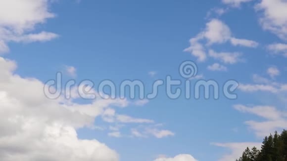 白云在蓝天上奔跑滚滚的白云在夏日里移动视频的预览图