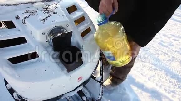 一个人把油倒在雪地摩托上视频的预览图