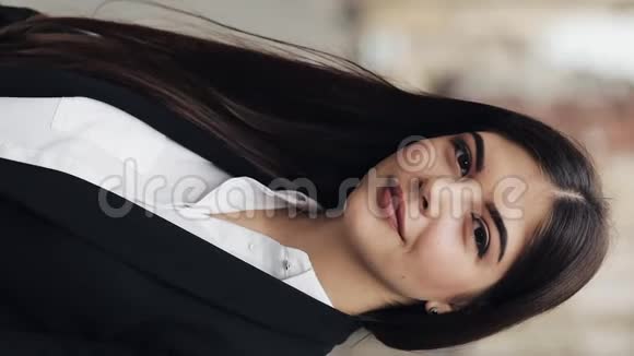 垂直视频年轻漂亮的女商人或穿西装的学生的肖像她微笑着开心地站在城里视频的预览图