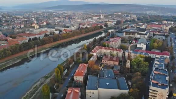 乌日戈罗德市的景色位于乌日河上的Transcarpathia视频的预览图