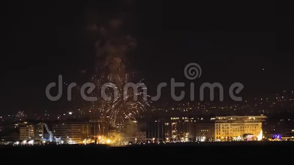 新年前夜2019年01月01日在希腊塞萨洛尼基烟火视频的预览图