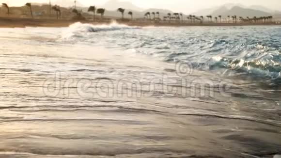拍摄沙滩海浪的近景慢镜头视频的预览图