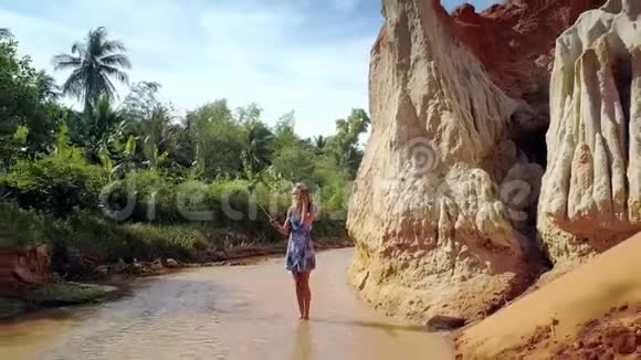 女孩让自我站在仙溪脚踝深处视频的预览图