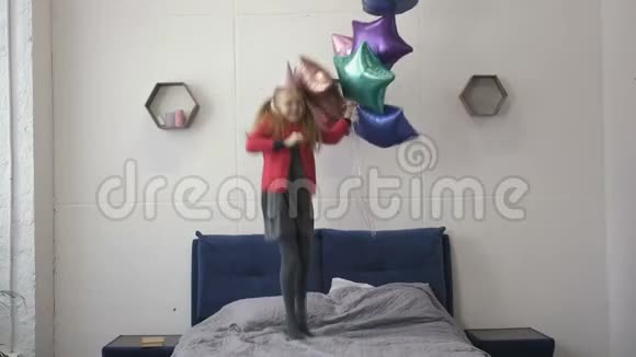 小女孩在生日那天在床上蹦蹦跳跳视频的预览图