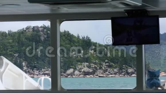 一座位于海中央的岩石岛视频的预览图