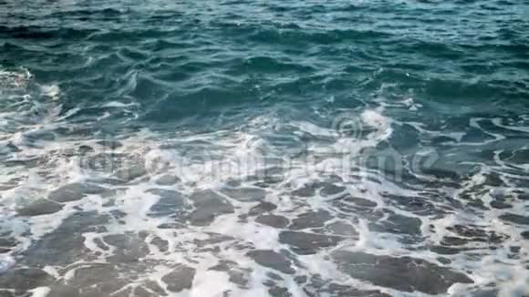 海岸线上美丽的蓝色海浪的特写视频视频的预览图