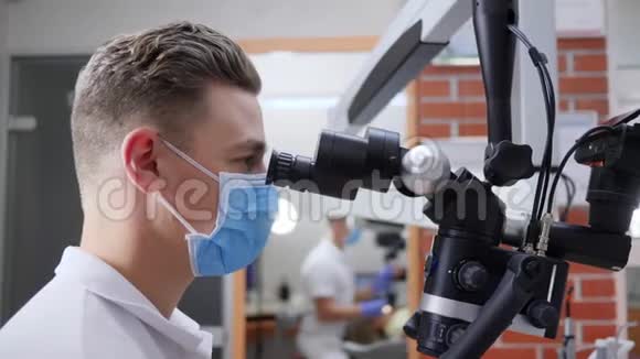 医用口罩专家在室内通过光学显微镜检查视频的预览图