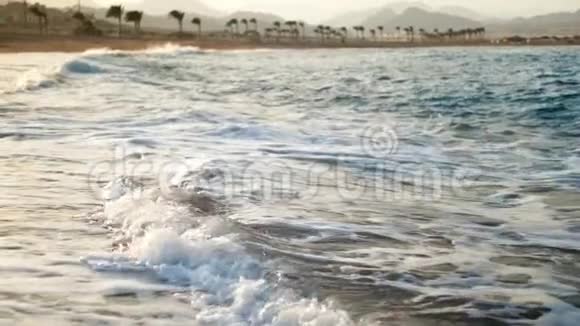 太阳射线中滚动海浪的极慢运动视频令人惊叹的海洋景观视频的预览图