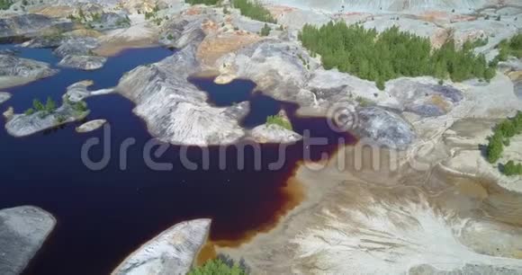 夏日带湖泊的废弃粘土采石场视频的预览图