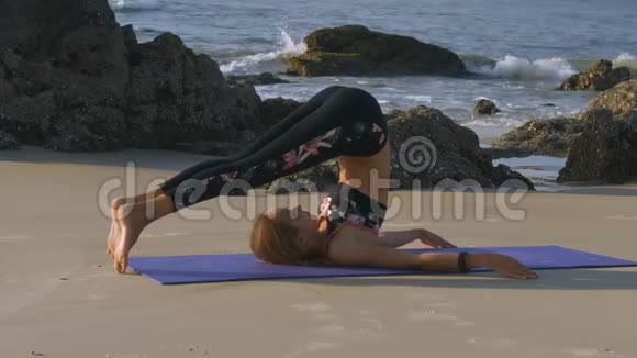 哈拉萨纳的女子晨滩与石头视频的预览图