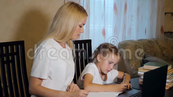 女人和小女孩一起做作业视频的预览图