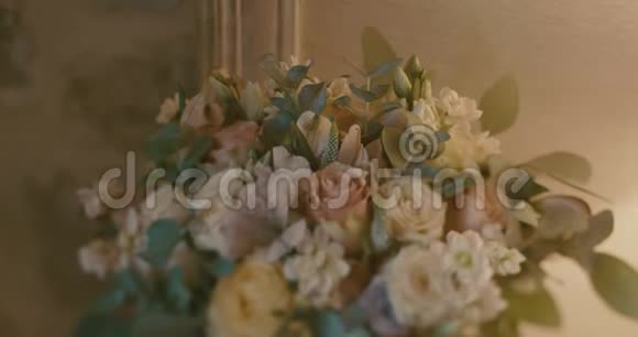 传统的欧洲仪式早在招待会之前4k丰盛的婚礼花束矗立在桌子上的灯下视频的预览图