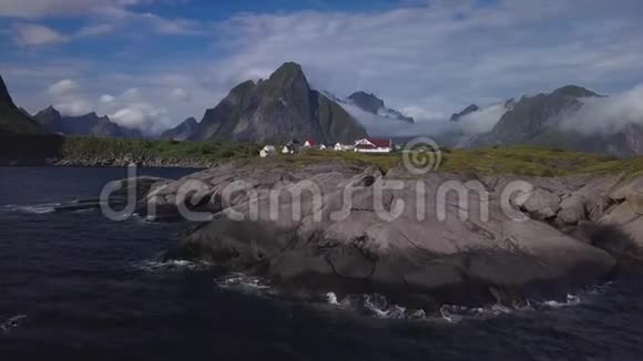 飞过一个石岬和一个小渔村视频的预览图