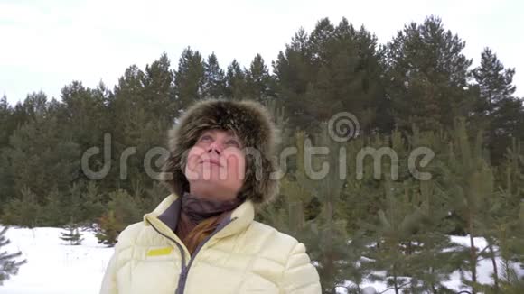 在针叶林中女人呼吸着清新寒冷的冬季空气冬林成年女性视频的预览图
