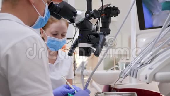 医用显微镜在医学上的应用医务人员在临床无菌室用仪器进行手术视频的预览图