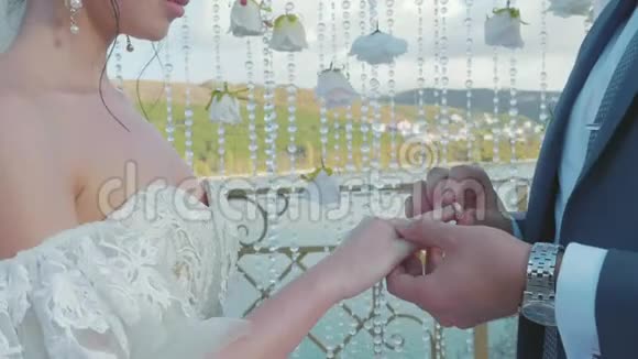 新郎把结婚戒指戴给新娘手指视频的预览图