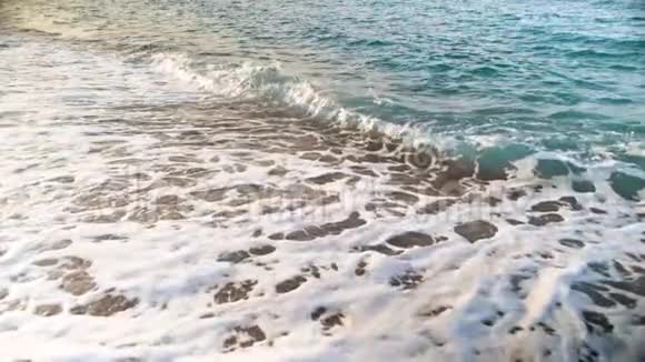 太阳光线下沙滩上巨浪的慢动作视频视频的预览图