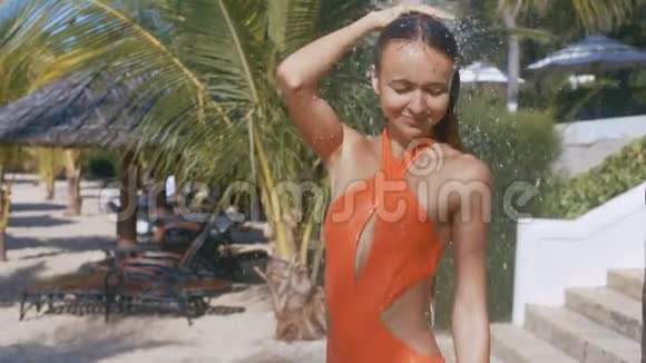穿泳装的女孩在沙滩浴衣下视频的预览图