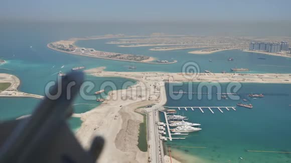 玩具飞机在迪拜棕榈岛的背景下飞行旅行的概念视频的预览图