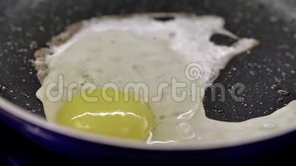 一个鸡蛋落在热锅上煎鸡蛋的特写视频的预览图