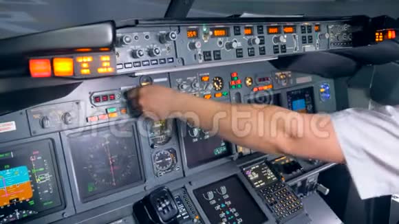 飞机控制台的指示器被飞行员打开和关闭视频的预览图