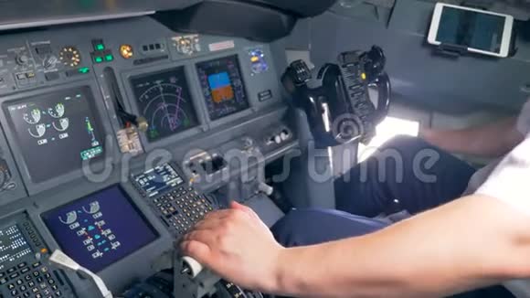 一名专业飞行员在飞机驾驶舱内操纵飞机的过程视频的预览图