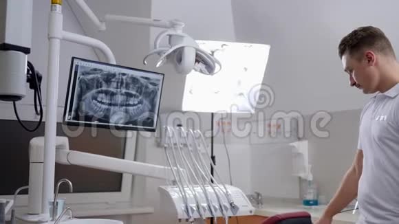 医院现代设备背景下幸福医务工作者就职画像视频的预览图