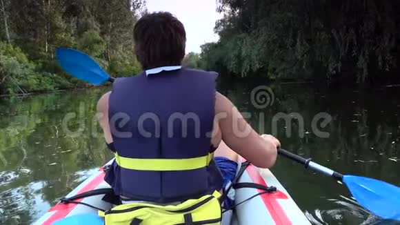 皮艇上的人在大河上游泳慢动作视频的预览图