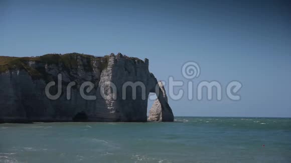 埃特雷特的石灰石墙和海洋法国诺曼底视频的预览图