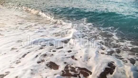 太阳射线中滚动海浪的极慢运动视频令人惊叹的海洋景观视频的预览图