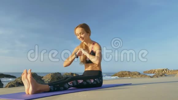 在空海滩上运动的女孩席视频的预览图