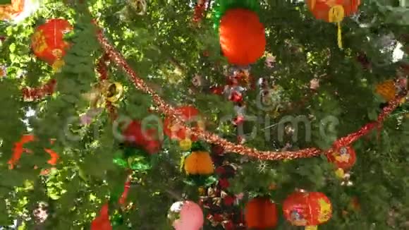 新年树上的红色装饰视频的预览图