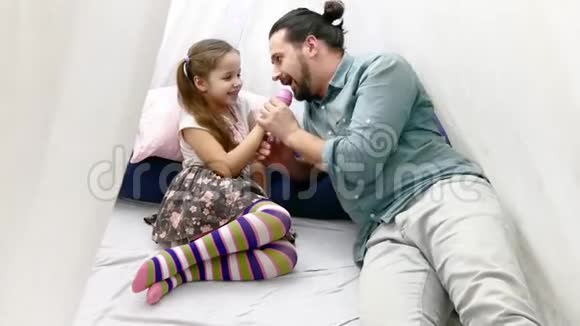 父亲和女儿在家玩耍的肖像视频的预览图