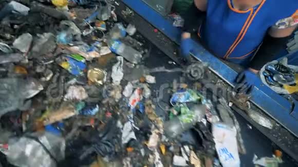 工厂工人在一个分拣设施关闭女人在垃圾分类时扔掉不可回收的纸板视频的预览图