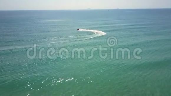 开阔海洋中的空中观景水上滑板车速度视频的预览图