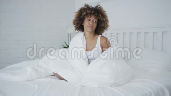 令人不安的女人在床上拥抱视频的预览图