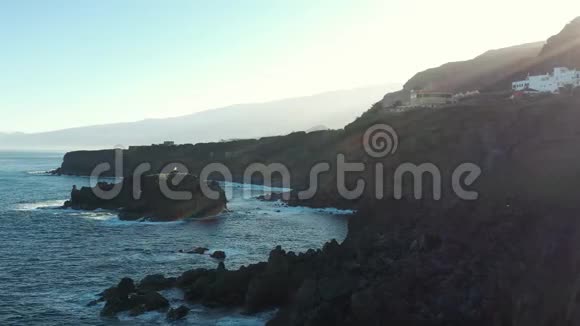 鼓舞人心的鸟瞰海浪冲刷岛屿海岸岩石视频的预览图