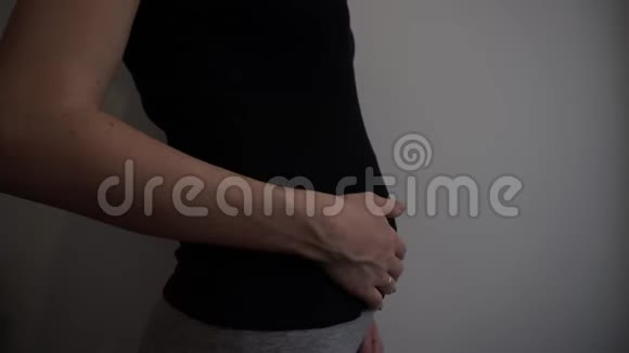16周怀孕孕妇期待婴儿和跟踪腹部视频的预览图