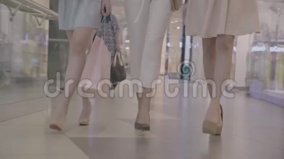时尚女性在购物中心慢动作视频的预览图