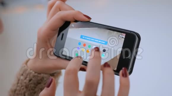 使用智能手机和增强现实应用程序的女人用手指画画视频的预览图
