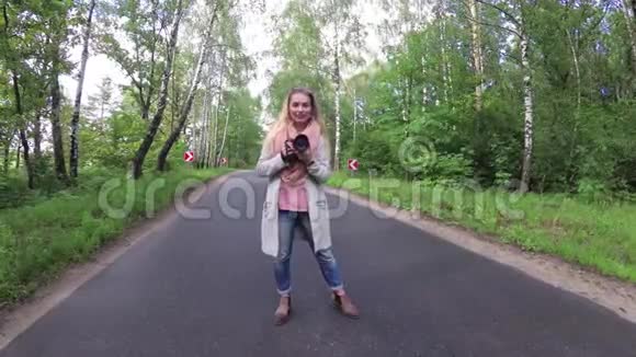女孩在森林路上拍照视频的预览图
