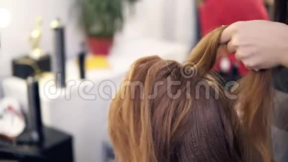 专业美发店女客户发型师梳理美容和理发的概念视频的预览图