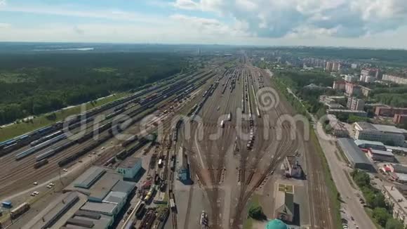 空中飞过铁路枢纽显示铁路的岔道视频的预览图