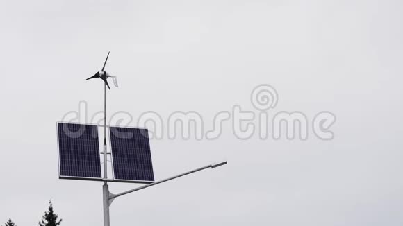 太阳能电池板和小型风力涡轮机用于生产环保能源视频的预览图